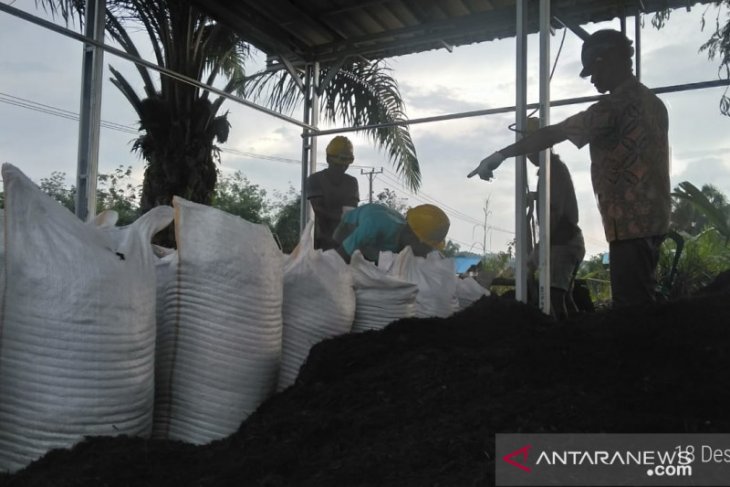 Kelompok Tani Genap Mufakat di Tebo produksi pupuk kompos untuk sawit