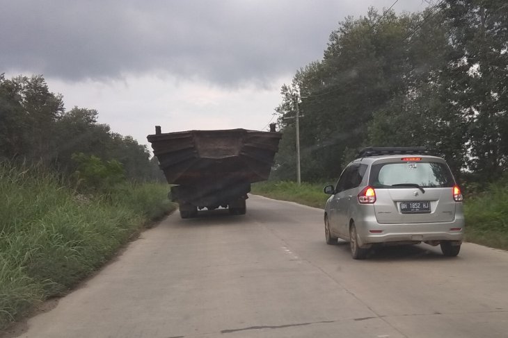 Truk angkut tongkang di jalur Muarasabak-Jambi