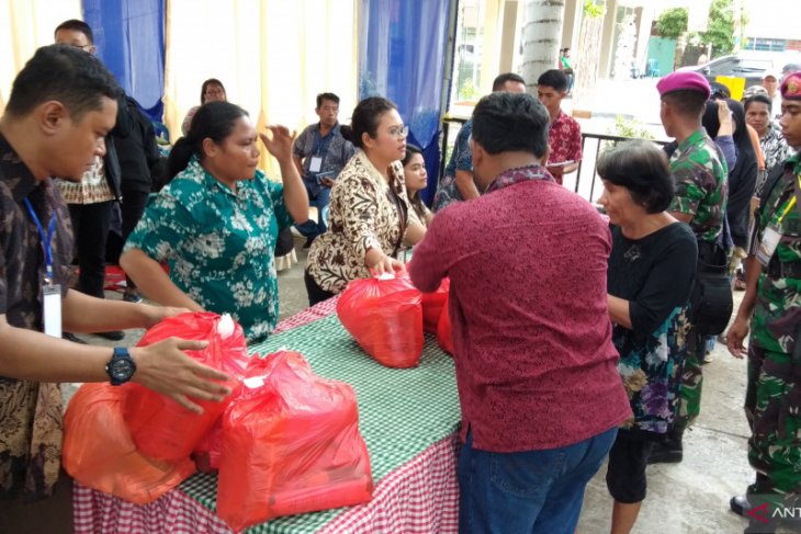 Ratusan warga Kota Sorong padati pasar murah BUMN