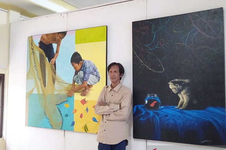 Pelukis Ahmad Noor dengan sebuah karya senilai Rp25 juta