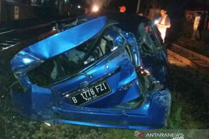 Kereta Argo Parahyangan hantam mobil di Bekasi akibatkan tujuh orang tewas