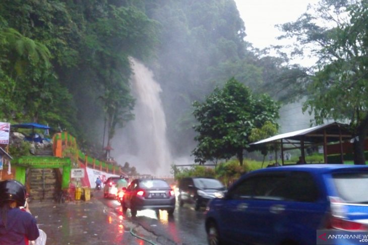 Air Terjun Lembah Anai Meluap Ke Jalan Sebabkan Kemacetan