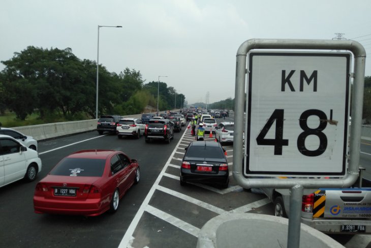 Petugas berlakukan contraflow di jalan Tol Jakarta-Cikampek