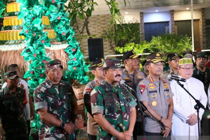 Panglima TNI bersama Kapolri tinjau sejumlah gereja