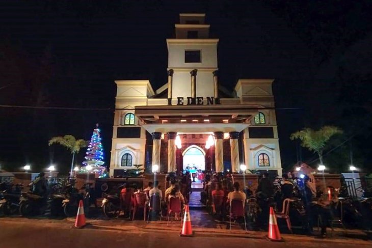 Gereja di Ambon dipadati umat Kristen ikuti ibadah persiapan Natal