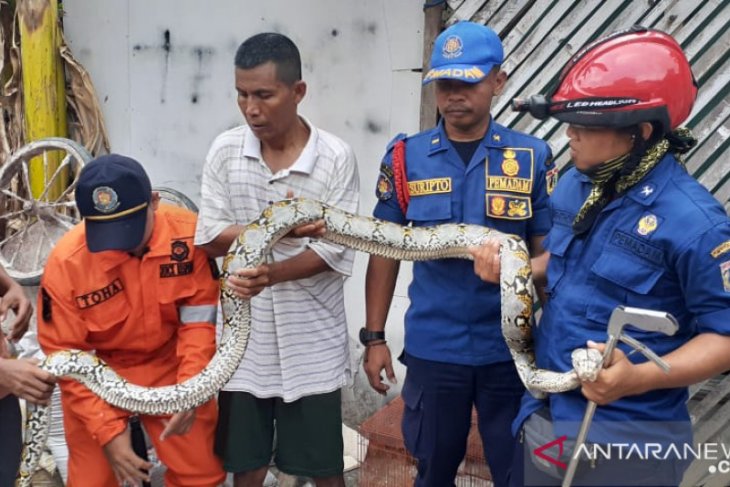 Di tengah banjir, SPBU Shell Daan Mogot terbakar