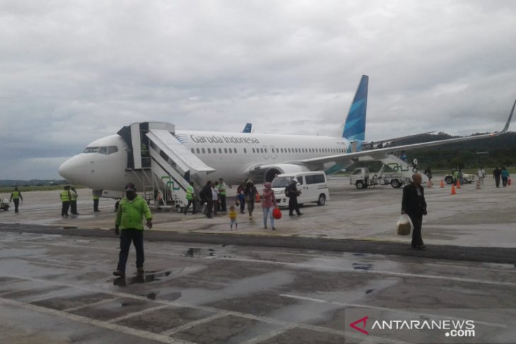 Pesawat Garuda pecah ban di Bandara Frans Kaisiepo