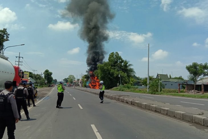 Truk isi CNG terbakar di Mojokerto