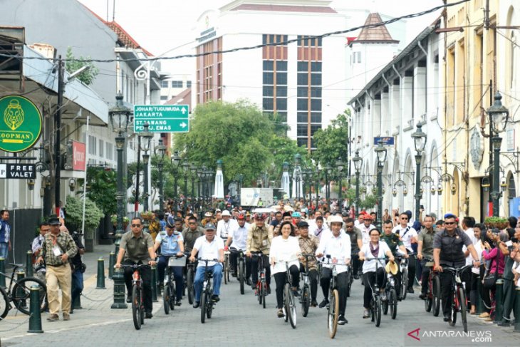 President Jokowi boards bike to visit Semarang's Old Town