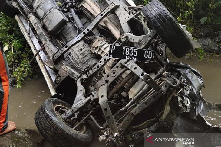 Mobil masuk jurang, dua penumpang tewas di lokasi kejadian