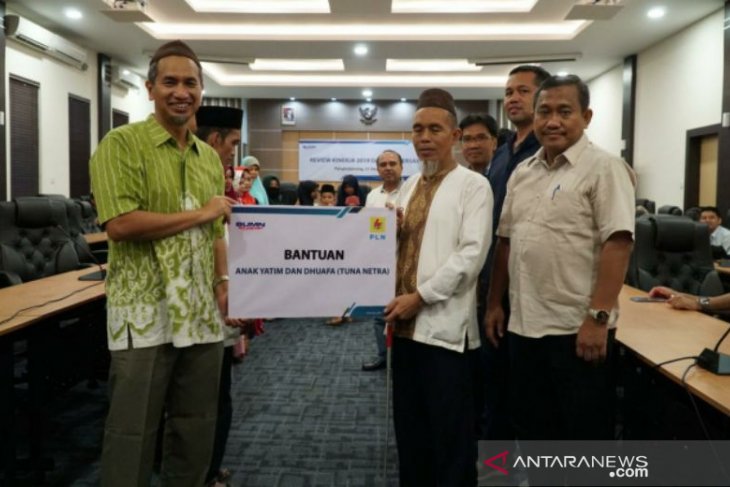 Jelang pergantian tahun 2020, PLN Babel siaga pasokan listrik bareng anak yatim dan tuna netra