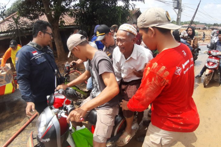 Dengan sigap personel Polda Banten bantu Kakek yang kesakitan
