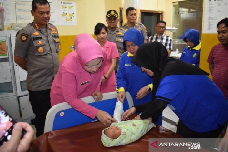 Polisi selidiki orang tua telantarkan bayi dalam kardus