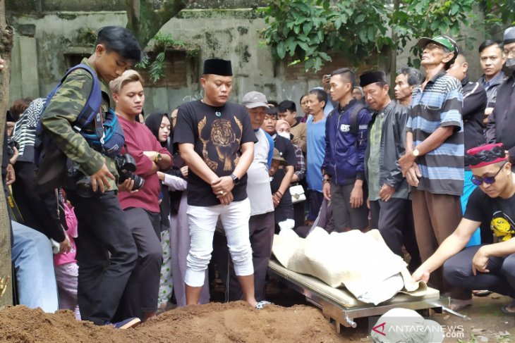 Pelawak Sule hadiri pemakaman mantan istrinya Lina