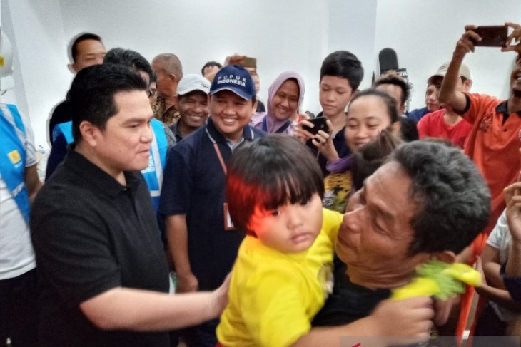 Tinjau posko banjir, Menteri BUMN fokus salurkan air bersih dan obat