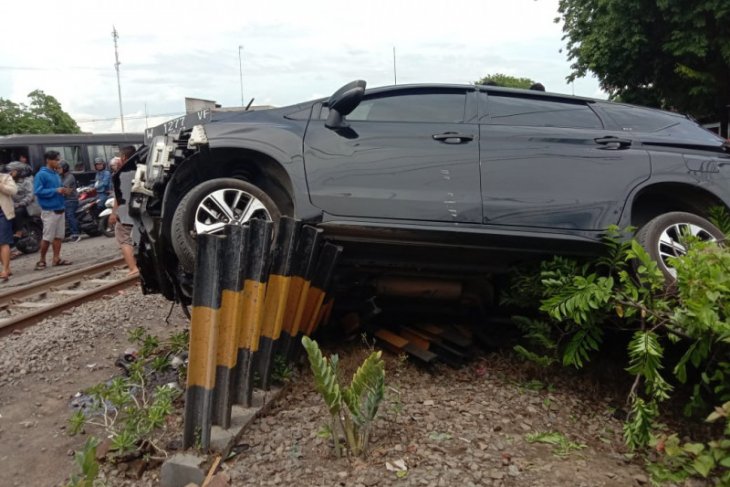 KA tabrak mobil, pengemudi tewas, enam penumpang luka