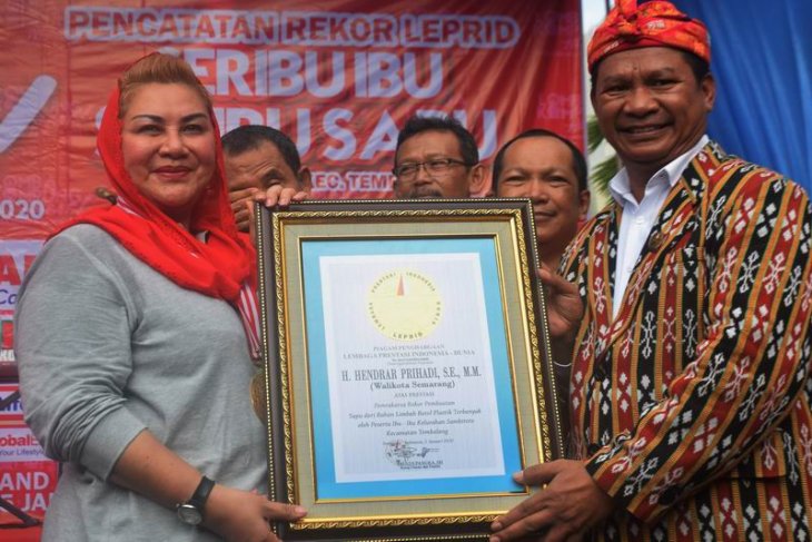 Rekor pembuatan sapu berbahan botol plastik