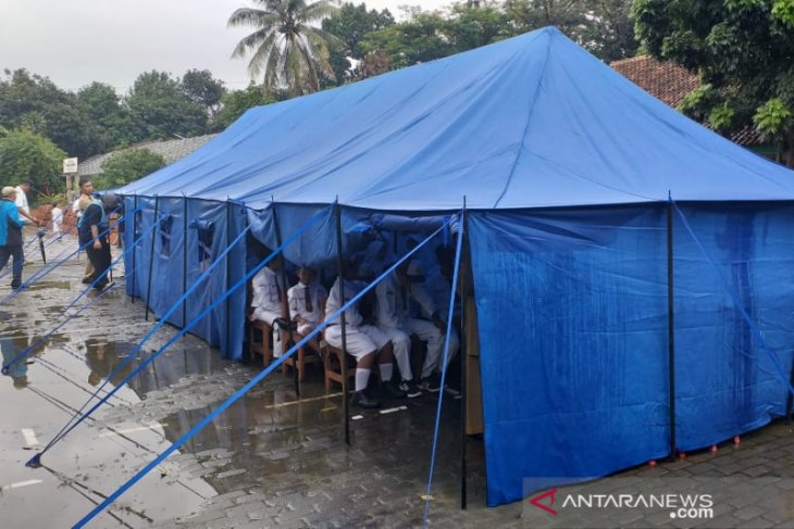 210 siswa SD Cirimekar 02 Cibinong terpaksa belajar di tenda akibat bencana alam