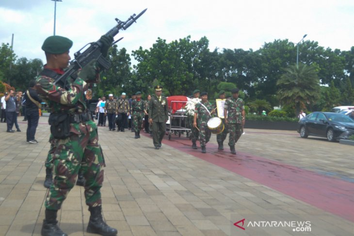 Jenazah Mien Sugandhi dikebumikan bertepatan adzan Dzuhur