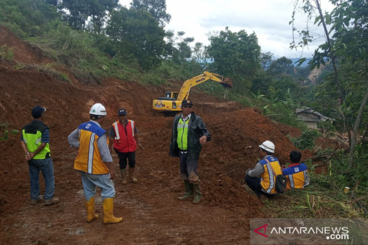 Ketebalan tanah longsoran yang putuskan akses di Sukajaya Bogor capai 3 meter