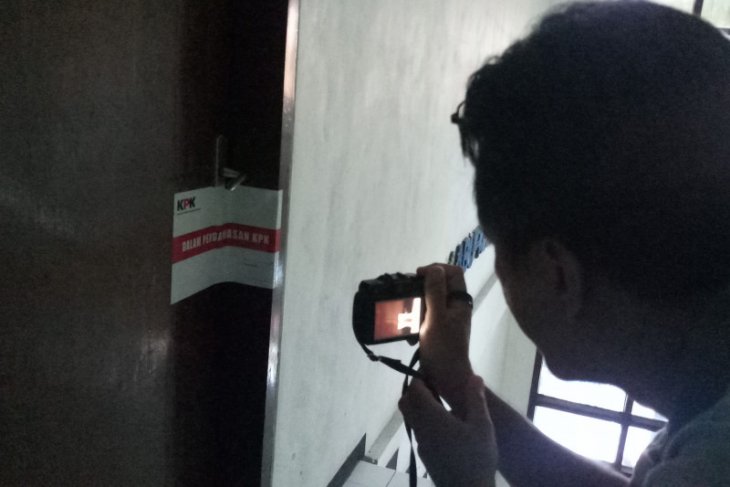 Ruangan LPSE Pemkab Sidoarjo disegel KPK (Video)
