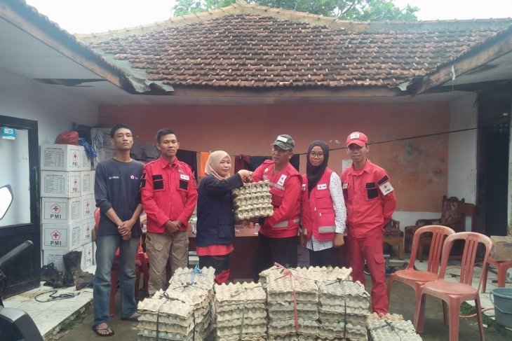 PMI Brebes bagikan ribuan telur asin untuk korban banjir Lebak