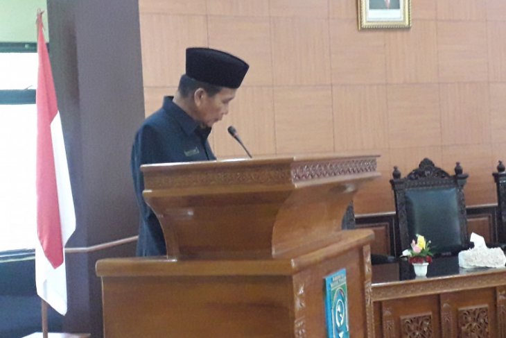 Bupati Bangka Tengah beri