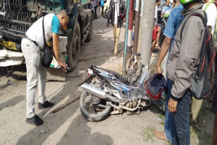 Truk Trailer kontra motor, pengemudi motor tewas di tempat