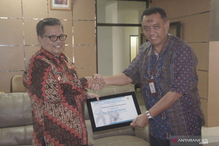 Nihil tunggakan, Bupati Balangan terima penghargaan dari PLN