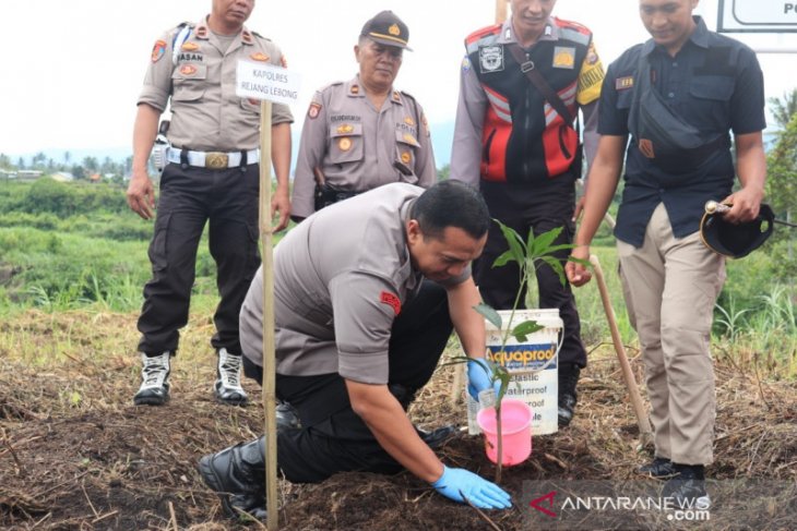 Sukseskan program penghijauan, Polres Rejang Lebong tanam ratusan pohon
