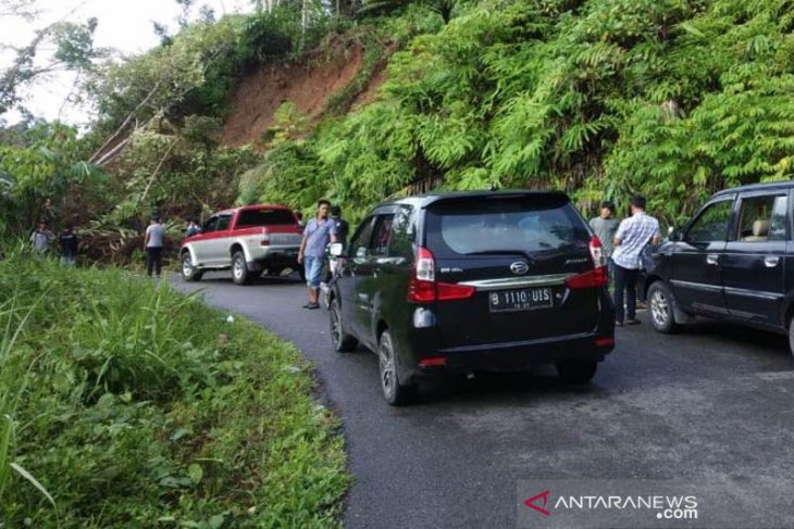 Longsor, akses jalan Abdya-Gayo Lues lumpuh