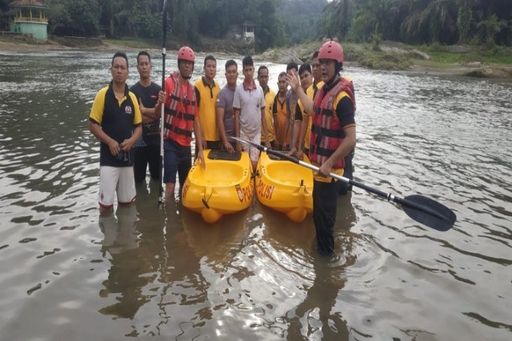 Anggota Polres Tebing Tinggi latihan mendayung perahu