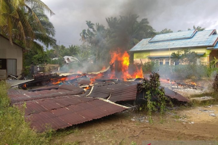 Seorang warga di Mukomuko bakar rumah sendiri