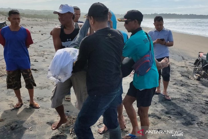Terseret ombak, dua wisatawan meninggal dunia