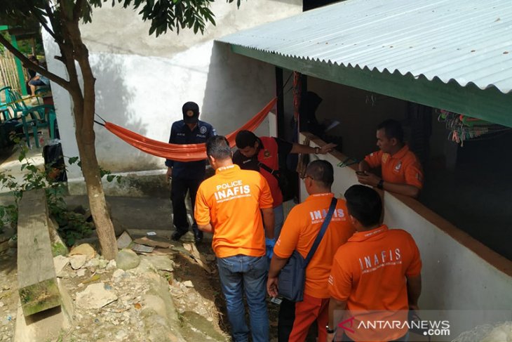 Periksa TKP ledakan bom Seluma, tim labfor bawa puluhan helai daun