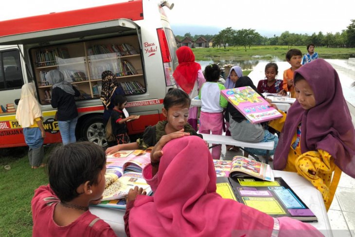 Mahasiswa PBSI UMM semangati santri Ponpes Metal Pasuruan dengan nonton film