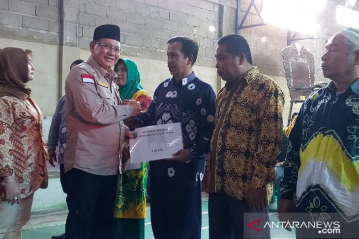 Bupati serahkan bantuan bagi warga Tanjung Lalak