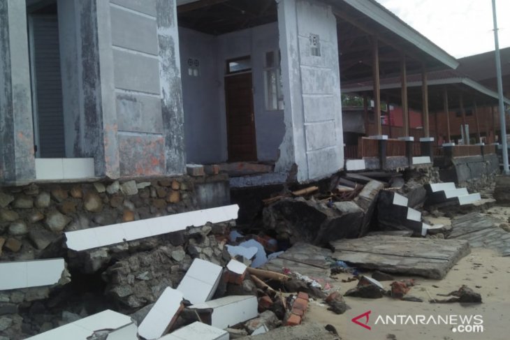 Fasilitas wisata hiu paus di Botubarani-Gorontalo rusak diterjang ombak