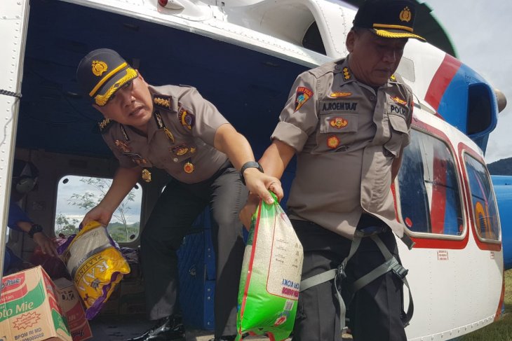 Polda masih distribusikan bantuan korban banjir via udara