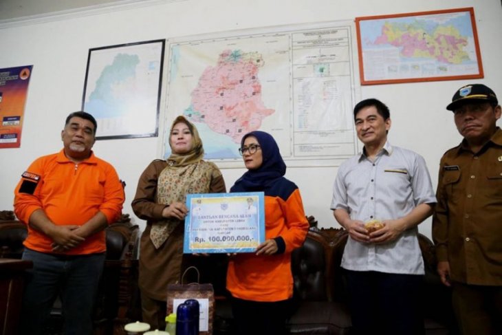 Bupati Irna Narulita bantu Rp100 juta untuk korban banjir Lebak