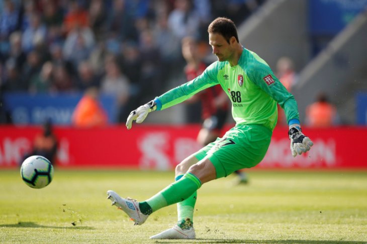 Asmir Begovic hijrah ke AC Milan gantikan Pepe Reina