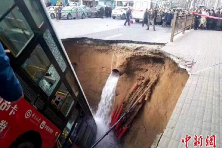 Enam tewas, 10 hilang akibat jalan amblas di Qinghai