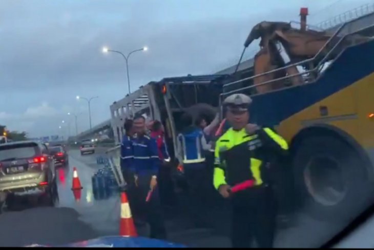 Truk galon terbalik picu kemacetan Tol Jagorawi KM04 lintasan TMII