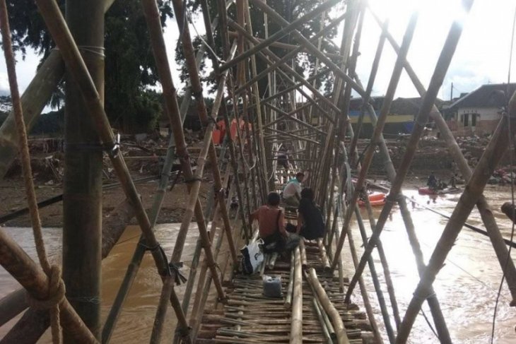 Banten's flood, landslide survivors build emergency bamboo pole bridge