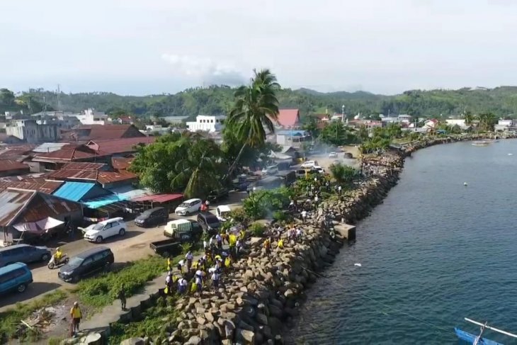 Lantamal VIII Manado gelar bersih-bersih Pantai Amurang