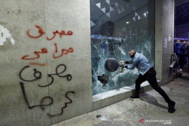 Berita dunia - Politisi Lebanon sedang saksikan ekonomi negara mereka ambruk