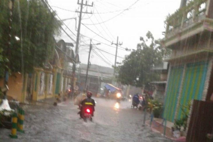 Hujan, sejumlah kawasan di Surabaya banjir