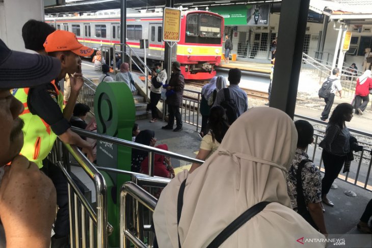 Gangguan listrik, perjalanan KRL terganggu