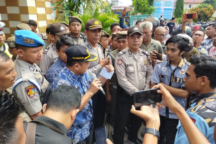 Kadis Dukcapil Asahan hadapi aksi demo kekosongan blangko KTP