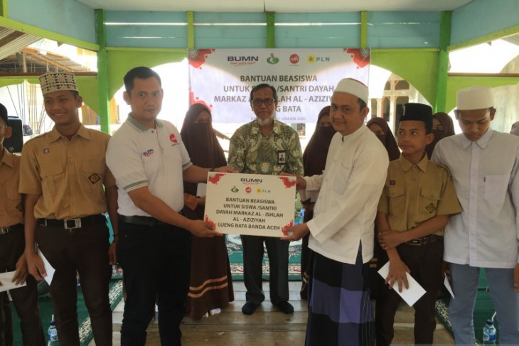 Adhi Karya-PLN serahkan beasiswa untuk santri di Aceh